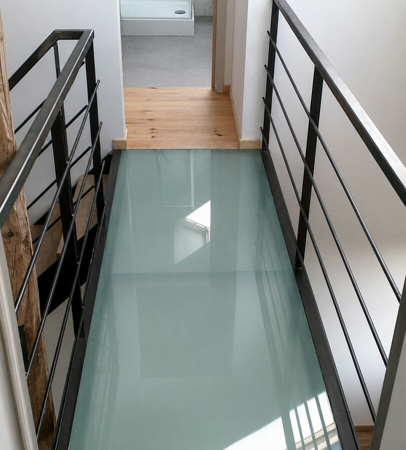 Paserelle en inox et verre dans une maison à Durbuy
