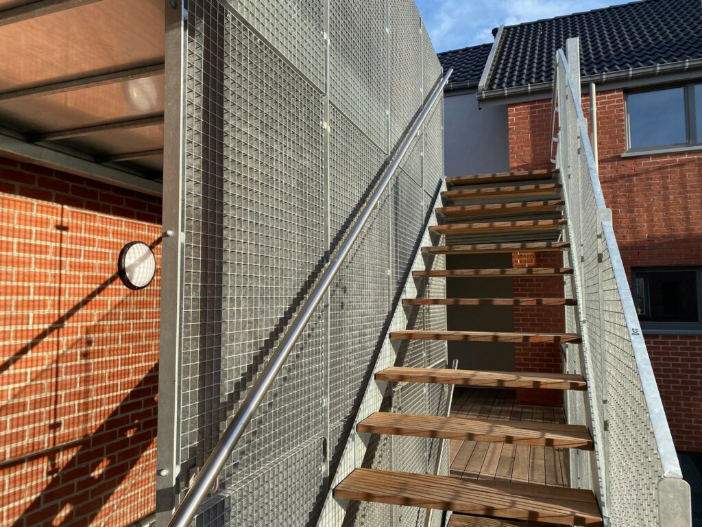 Escalier et garde-corps acier galvanisé réalisé par FERDUCO pour la résidence Clos la Grange à Grâce-Hollogne.
