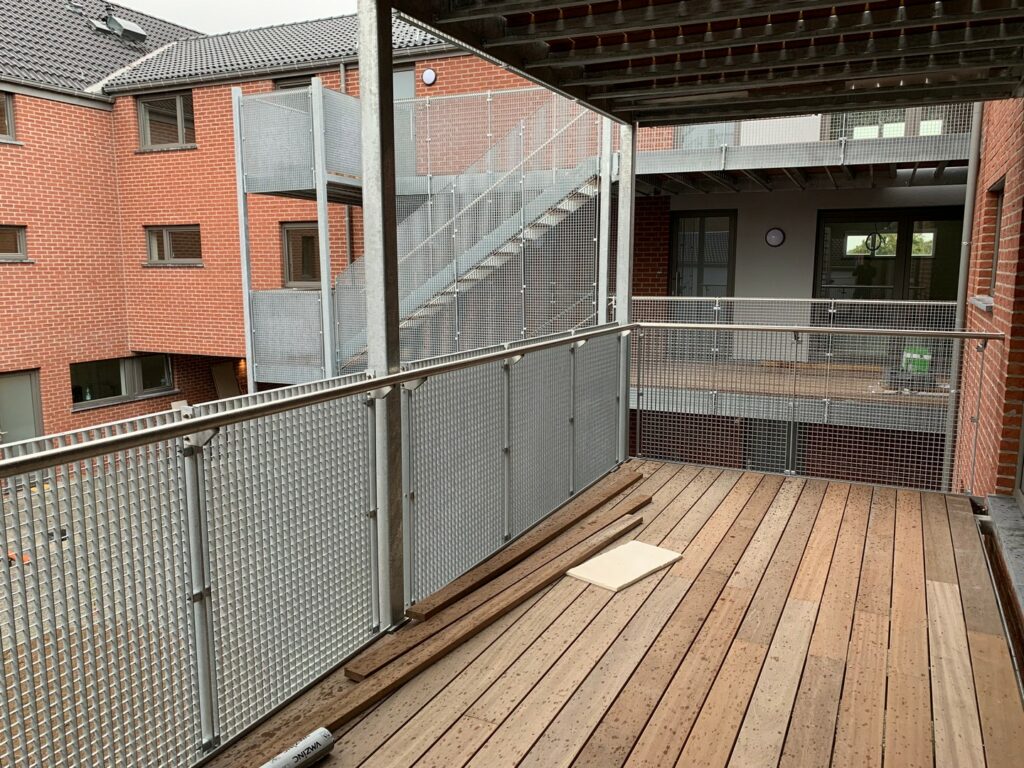Escalier et garde-corps acier galvanisé réalisé par FERDUCO pour la résidence Clos la Grange à Grâce-Hollogne.