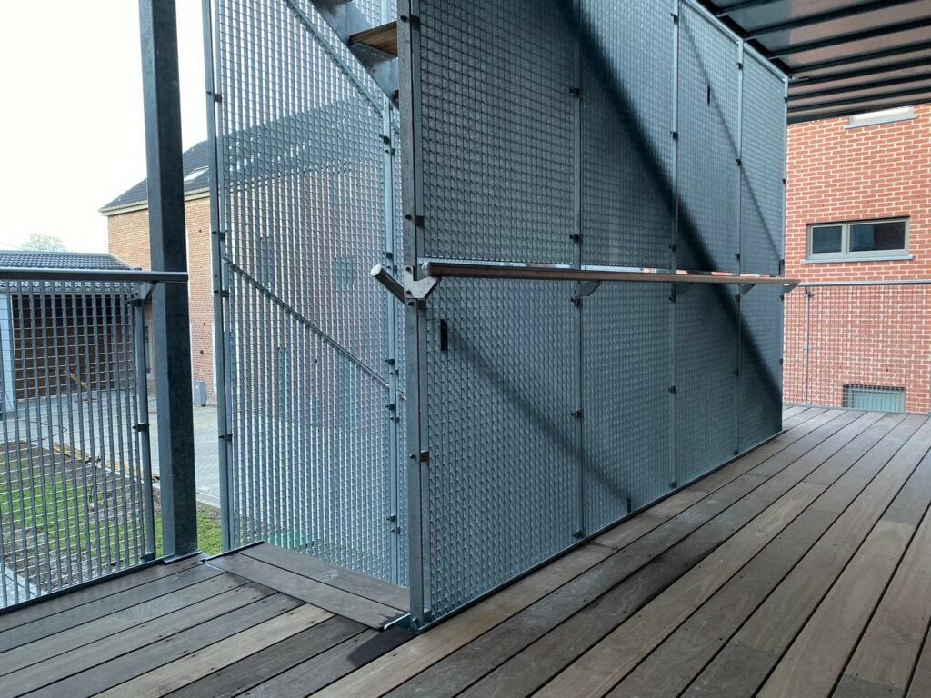 Escalier et garde-corps acier galvanisé réalisé par FERDUCO pour la résidence Clos la Grange à Grâce-Hollogne.