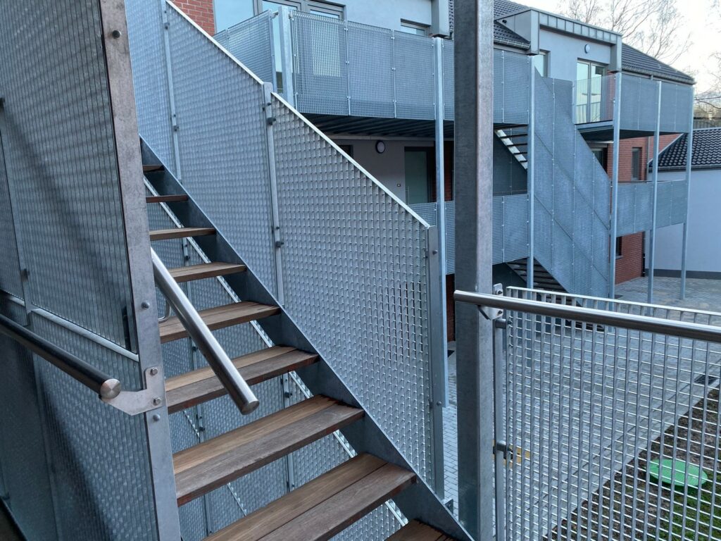 Escalier et garde-corps acier galvanisé réalisé par FERDUCO pour la résidence Clos la Grange à Grâce-Hollogne.