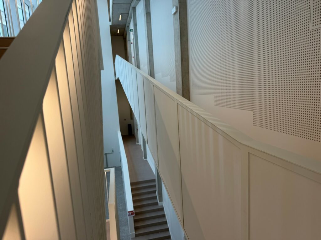 Garde-corps en acier et remplissage bois dans l'Atrium du projet de l'Ancien Institut Montefiore à Liège