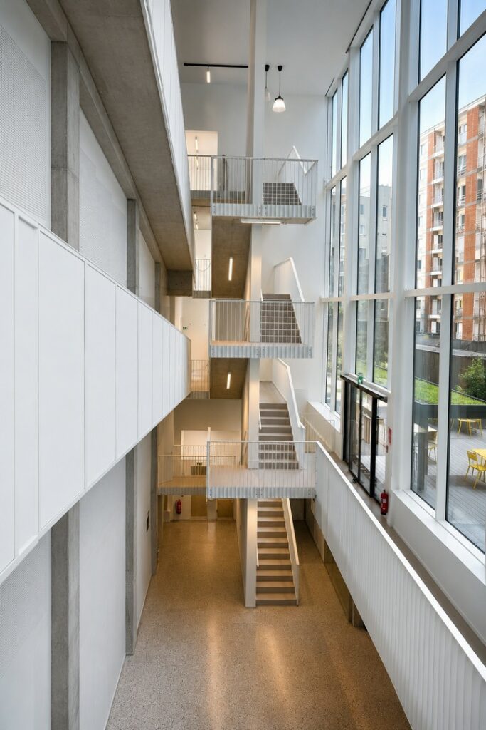 Garde-corps en acier et remplissage bois dans l'Atrium du projet de l'Ancien Institut Montefiore à Liège