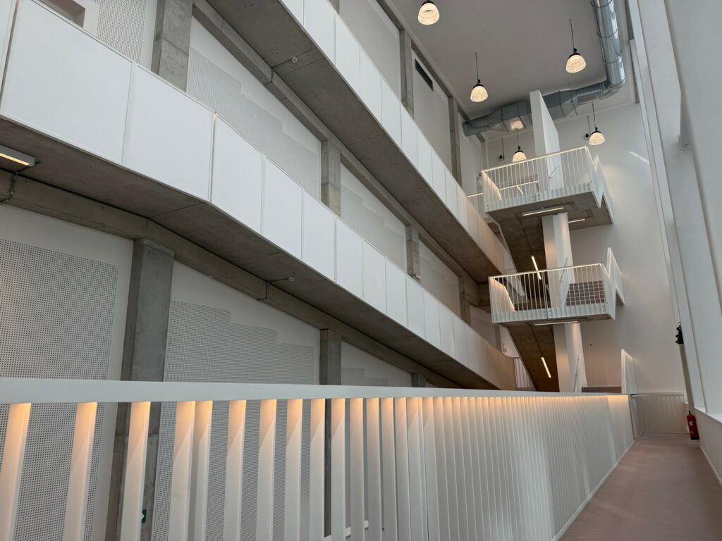 Garde-corps en acier et remplissage bois dans l'Atrium du projet de l'Ancien Institut Montefiore à Liège
