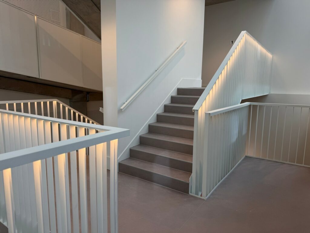 Garde-corps en acier dans l'Atrium du projet de l'Ancien Institut Montefiore à Liège