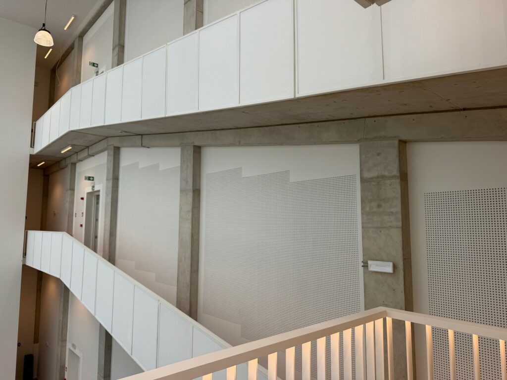 Garde-corps en acier et remplissage bois dans l'Atrium du projet de l'Ancien Institut Montefiore à Liège