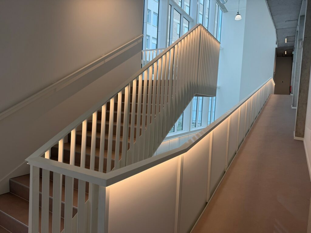 Garde-corps en acier et remplissage bois dans l'Atrium du projet de l'Ancien Institut Montefiore à Liège