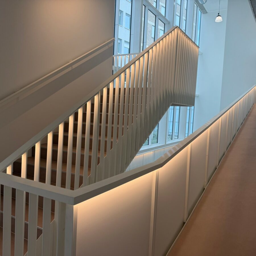 Garde-corps en acier et remplissage bois dans l'Atrium du projet de l'Ancien Institut Montefiore à Liège