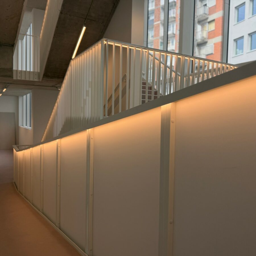 Garde-corps en acier et remplissage bois dans l'Atrium du projet de l'Ancien Institut Montefiore à Liège