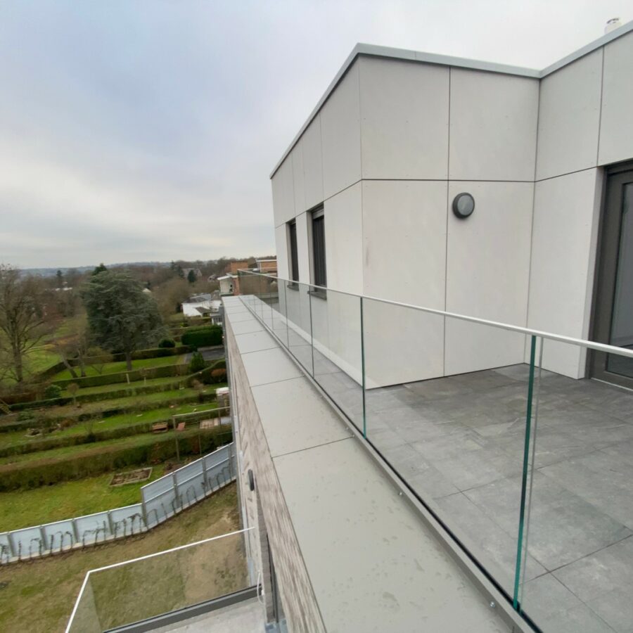 Garde-corps en verre sur terrasse d'une résidence à Boncelles