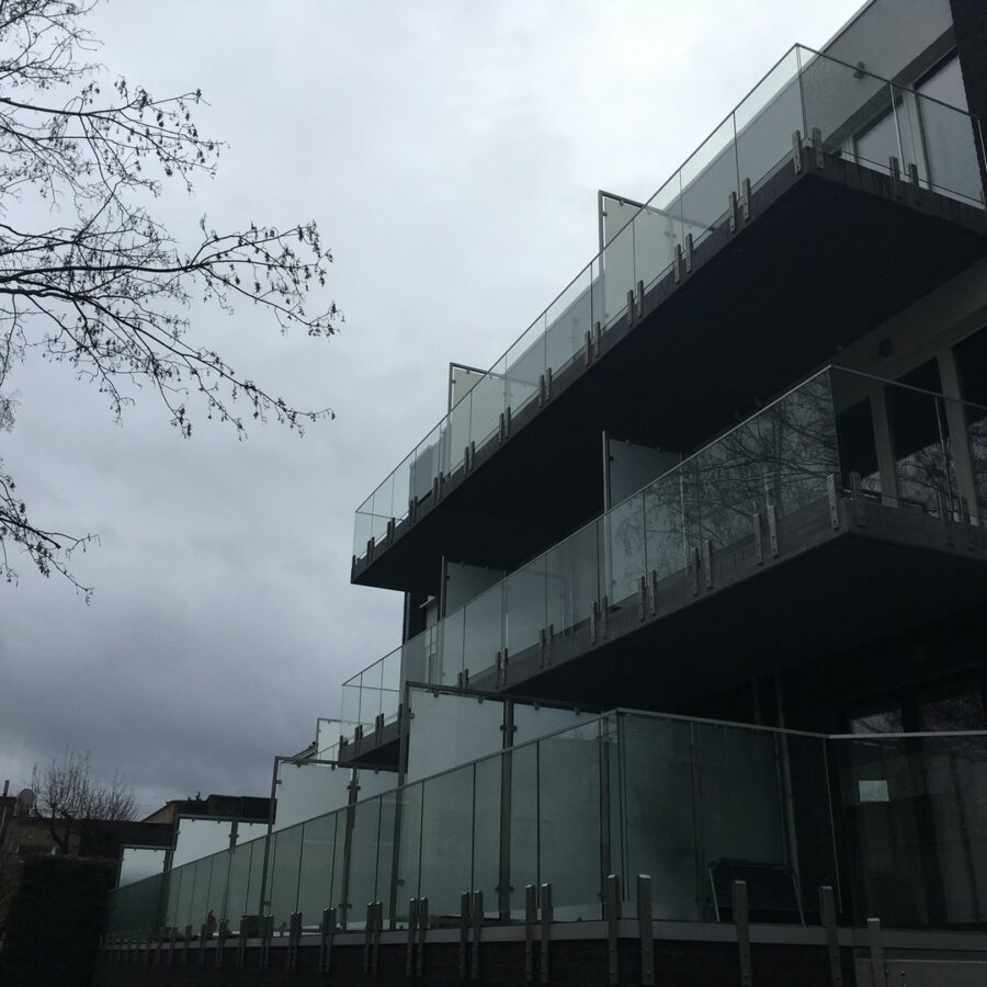 Garde-corps et parevue en inox et verre opalin dans une résidence à Liège