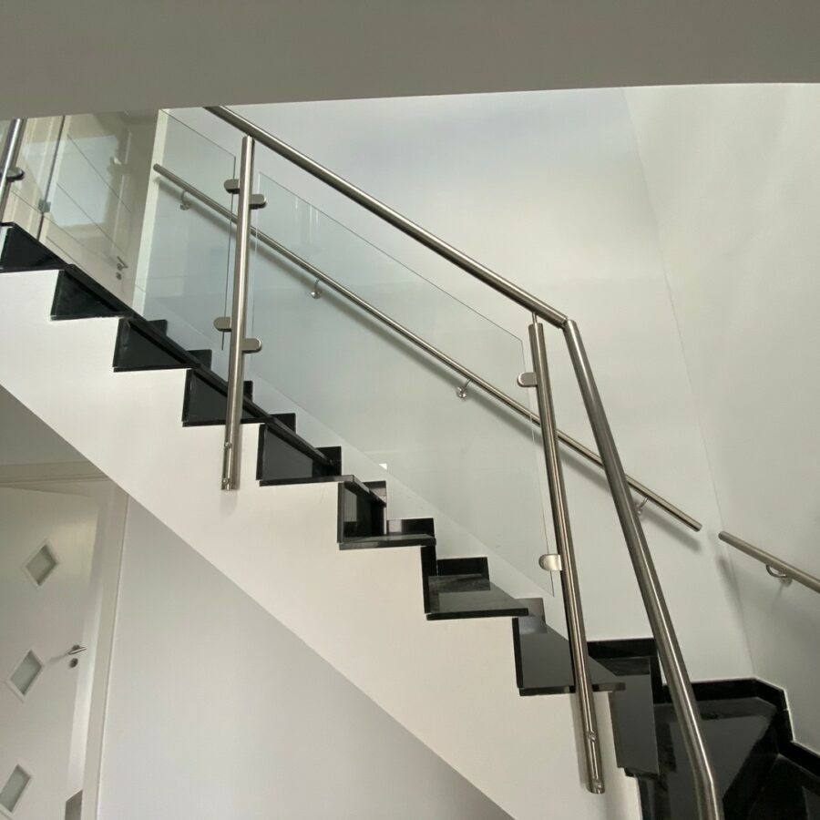 Garde-corps en inox et verre sur l'escalier d'une maison à Soumagne
