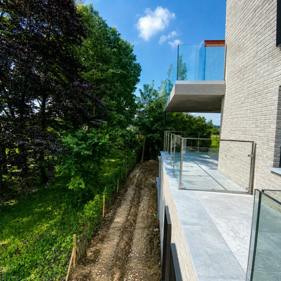 Garde-corps en verre sur terrasse d'une résidence à Boncelles