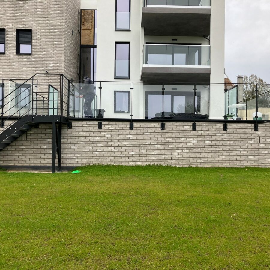 Garde-corps en acier et verre sur terrasse d'une résidence à Boncelles