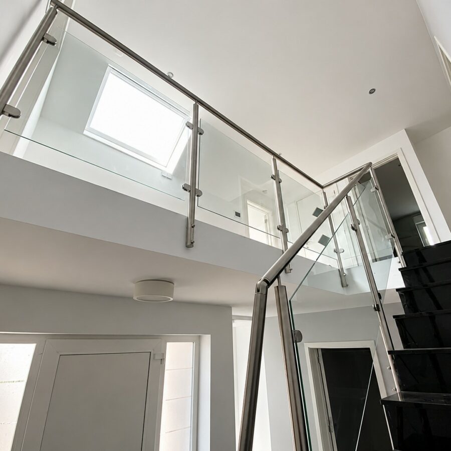 Garde-corps en inox et verre sur l'escalier d'une maison à Soumagne